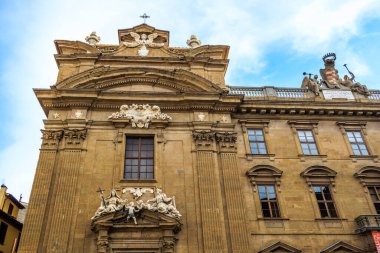 San Firenze kompleksi geceleyin Floransa, İtalya 'da