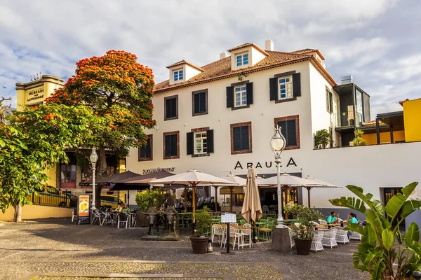 Şehir merkezindeki Funchal, Madeira, Portekiz 'de bulunan yerel kafe yakınlarında şarap heykeli taşımacılığı