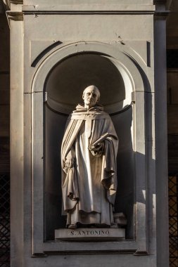 İtalya Floransa 'daki Uffizi Galerisi' nin duvarında Aziz Antoninus heykeli