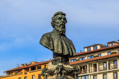 Benvenuto Cellini 'nin bronz büstü İtalya' nın Floransa kentindeki Ponte Vecchio köprüsüne monte edildi.