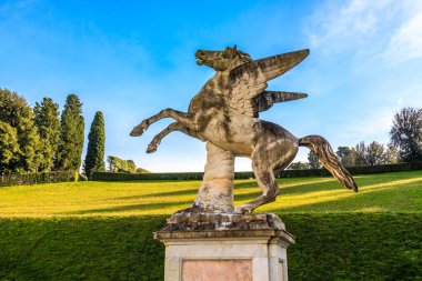 Floransa, İtalya 'da güneşli bir günde Boboli Bahçelerinde Pegasus heykeli