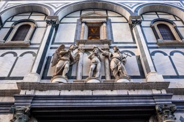 İsa 'nın heykel grubu, Vaftizci Yahya ve İtalya, Floransa' daki Duomo Katedrali 'ndeki A.Sansovino' nun meleği.