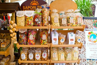 Geleneksel makarna türü tipik güney İtalya (Apulia bölgesi) -İtalya 'nın Bari kentinde satılık