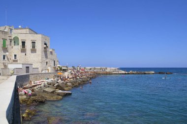 Giovinazzo, Apulia, İtalya 'da plajın panoramik manzarası