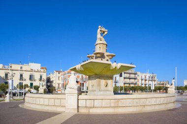 20 Eylül 'de İtalya' daki Mola di Bari Meydanı 'nda Çeşme