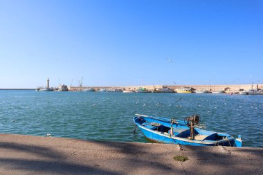 İtalya, Molfetta 'da denizde ahşap tekne