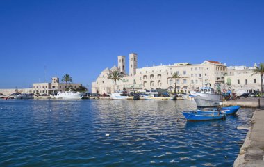 Denizde ahşap kayıklar ve Molfetta, İtalya 'da San Corrado Katedrali