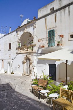 İtalya 'nın Ostuni kentindeki sokak kafesi.
