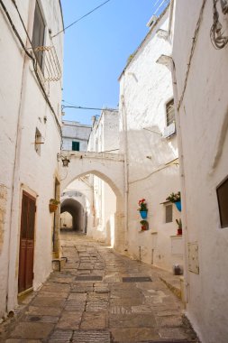 Beyaz şehir merkezinin klasik caddesi. Ostuni, İtalya.