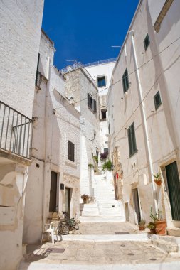 Beyaz şehir merkezinin klasik caddesi. Ostuni, İtalya.