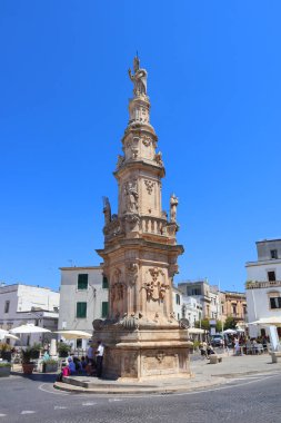 St. Oronzo sütunu, Ostuni, İtalya
