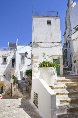 İtalya, Ostuni 'de şehir merkezinin klasik beyaz caddesi