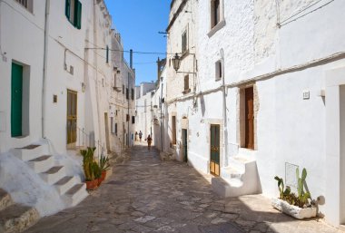 Beyaz şehir merkezinin klasik caddesi. Ostuni, İtalya.