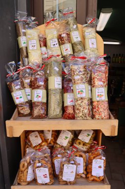 Ostuni, Apulia, İtalya 'da satılık baharatlar ve kurabiyeler (Puglia' dan gelen kurabiyeler)