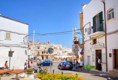 İtalya 'nın Ostuni şehrinde şehir hayatı