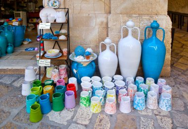 Polignano a Mare, İtalya 'daki hediyelik eşya dükkanında seramik satışı