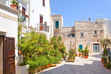 Polignano a Mare, İtalya 'da eski dar bir cadde.