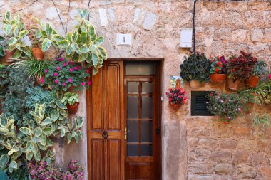 Valldemossa, Balearic Adaları, İspanya 'nın merkezindeki giriş klasik ahşap kapı.