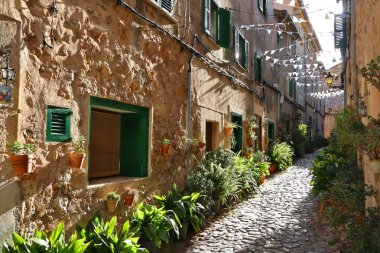 Valldemossa, Balear Adaları, İspanya 'da çiçek saksılarıyla dolu dar bir sokak.