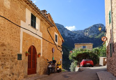 Şehir merkezindeki Dar Sokak Deia, Balear Adaları, İspanya