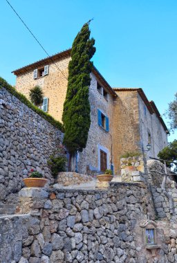 İspanya 'nın Balear Adaları, Deia köyündeki eski taş evler