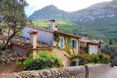 İspanya, Balear Adaları, Deia köyündeki klasik taş ev.