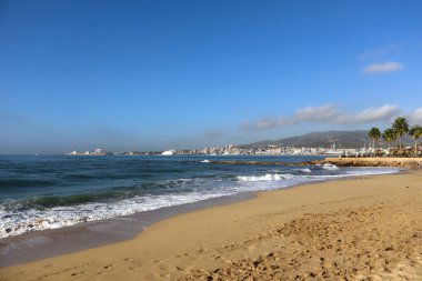 Palma, Mallorca, İspanya 'da güneşli bir günde Pere Antoni Plajı
