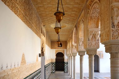Patio de los Arrayanes - İspanya 'nın Palma kentindeki İspanyol Köyü Mallorca' daki Granada 'daki Nasrid Alcazar' ın avlusu