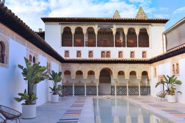Patio de los Arrayanes - İspanya 'nın Palma kentindeki İspanyol Köyü Mallorca' daki Granada 'daki Nasrid Alcazar' ın avlusu