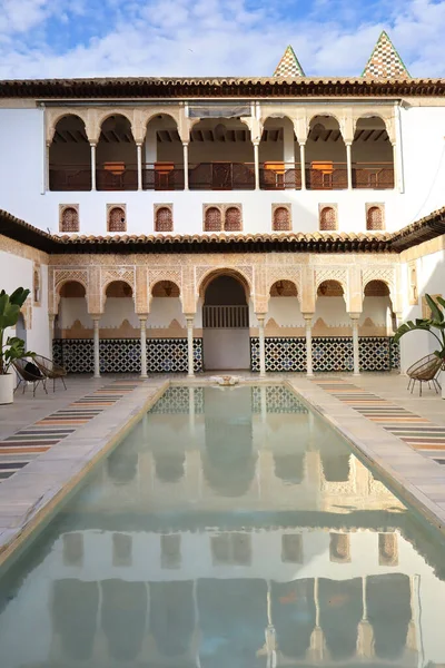 Patio de los Arrayanes - İspanya 'nın Palma kentindeki İspanyol Köyü Mallorca' daki Granada 'daki Nasrid Alcazar' ın avlusu