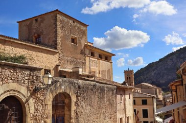 Şehir merkezinin mimarisi Pollenca, Balear Adaları, İspanya