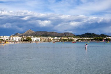 Güneşli bir günde Muro Sahili manzarası Alcudia Limanı, Mallorca, Balear Adaları, İspanya