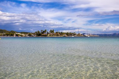 Güneşli bir günde Muro Sahili manzarası Alcudia Limanı, Mallorca, Balear Adaları, İspanya