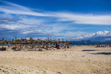Güneşli bir günde Muro Sahili manzarası Alcudia Limanı, Mallorca, Balear Adaları, İspanya