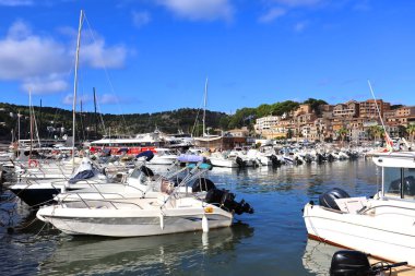 Soller Limanı, Balear Adaları, İspanya 'da güneşli bir günde Marina