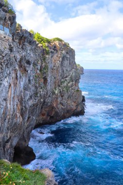 Soller Limanı, Balear Adaları, İspanya 'da güneşli bir günde kıyı manzarası