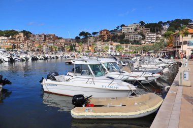 Soller Limanı, Balear Adaları, İspanya 'da güneşli bir günde Marina