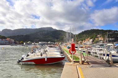 Soller Limanı, Balear Adaları, İspanya 'da güneşli bir günde Marina