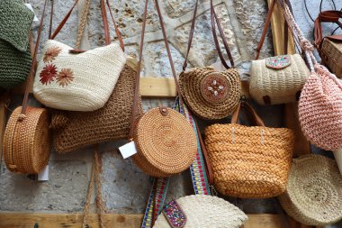 Soller, Mallorca, İspanya 'daki vitrinde satılık saman el çantaları.