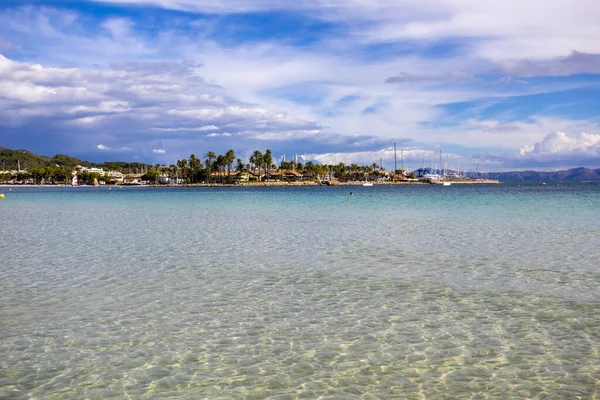 Güneşli bir günde Muro Sahili manzarası Alcudia Limanı, Mallorca, Balear Adaları, İspanya
