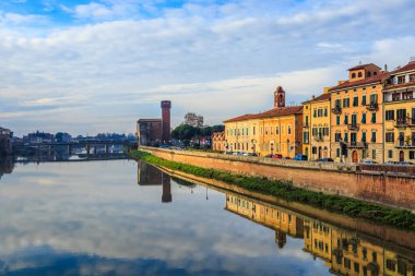 Pisa, İtalya 'da güneşli bir günde toprak seti ve Arno nehri manzarası