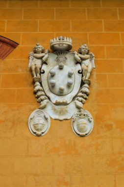 İtalya, Pisa 'da sarı duvarda Medici ailesinin arması var.