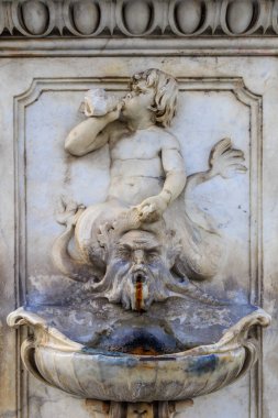 İtalya 'daki Pisa Kulesi yakınlarındaki Putti Çeşmesi' nin bir parçası.