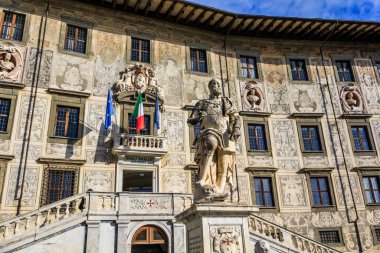 İtalya, Pisa 'daki Caravan Sarayı ve Cosimo de' Medici Heykeli