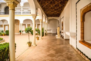 İspanya 'nın Cordoba kentindeki Arkeoloji Müzesi Avlusu