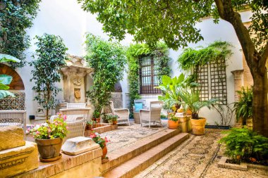 İspanya 'nın Cordoba kentindeki verandanın zengin dekorasyonu