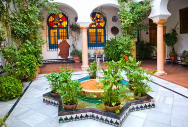 İspanya 'nın Cordoba kentindeki verandanın zengin dekorasyonu