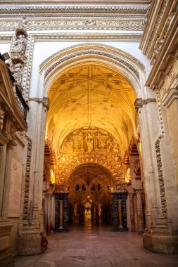 İspanya 'nın Cordoba kentindeki Cami-Katedralin İçi