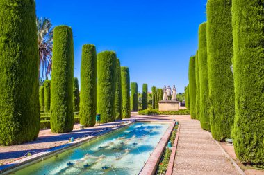 Alczar, Cordoba 'daki Katolik Krallar ve Kolomb Heykelleri