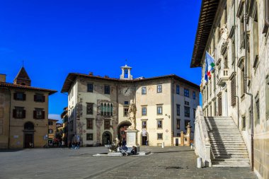 Palazzo dell 'Orologio (ya da Saatler Sarayı) ve İtalya' nın Pisa kentindeki Piazza dei Cavalieri 'deki Karavan Sarayı